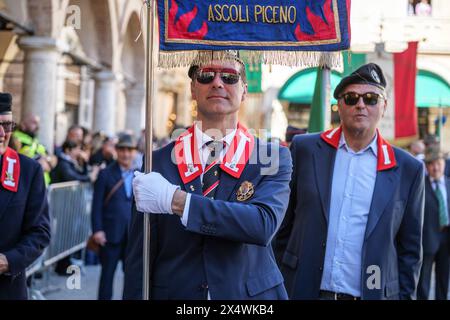 Ascoli Piceno, Italia. 5 maggio 2024. Il 71° raduno nazionale dei Bersaglieri si è svolto nella città di cento torri, Ascoli Piceno, dove 12.000 Bersaglieri hanno marciato attraverso i monumenti del centro della città fino al palco delle autorità situato in Piazza Arringo di fronte alla cattedrale di Sant'Emidio. La cerimonia è stata presieduta dal primo ministro italiano Giorgia Meloni. Ascoli Piceno - Marche, Italia - 05/05/2024 credito: Andrea Vagnoni/Alamy Live News Foto Stock