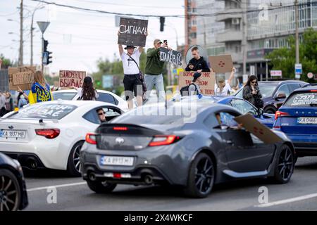 Kiev, Kiev, Ucraina. 5 maggio 2024. Protesta Azovstal libera di familiari e amici di soldati tenuti in prigionia dalla Russia. I soldati si arresero alla Russia il 20 maggio 2022 per salvare vite umane presso le opere di ferro e furto di Mariupol. Alcuni sono stati rilasciati, molti sono ancora detenuti in prigionia russa. (Credit Image: © Andreas Stroh/ZUMA Press Wire) SOLO PER USO EDITORIALE! Non per USO commerciale! Foto Stock