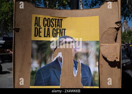 Barcellona, Spagna. 3 maggio 2024. Il manifesto elettorale di Esquerra Republicana de Catalunya (ERC) con il ritratto del suo presidente Oriol Junqueras è visto strappato. Ci sono pochi manifesti elettorali presenti negli spazi pubblici a causa dell'uso maggioritario dei social network. Tuttavia, nonostante ciò, alcune forze politiche continuano a utilizzare il tradizionale poster con il ritratto del candidato alle elezioni regionali catalane che si terranno il 12 maggio. Ritratti di poster strappati e ridefiniti. (Foto di Paco Freire/SOPA Images/Sipa USA) credito: SIPA USA/Alamy Live News Foto Stock