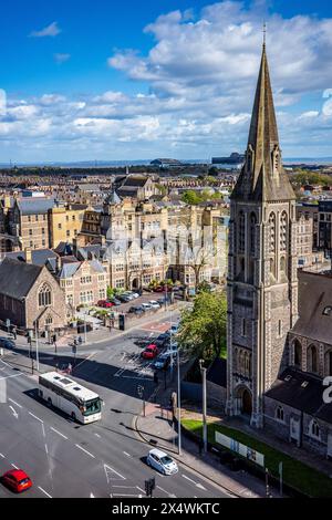 Vista aerea di Cardiff, la capitale del Galles, Regno Unito 2024 in un giorno d'autunno con cielo limpido. Guardando a est verso Bristol. Paesaggio urbano. Foto Stock