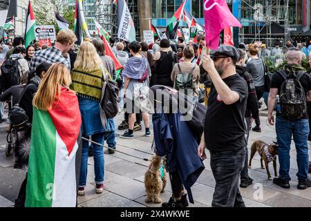 Manifestanti in una manifestazione di strada pro-Palestina e anti-Israele - campagna di solidarietà della Palestina. Centro di Cardiff. Maggio 2024 sostenitori di Gaza. Foto Stock