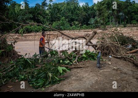 Luwu, Indonesia. 5 maggio 2024. I residenti cercano oggetti che possono ancora essere utilizzati dalle rovine dell'alluvione nel sottodistretto di Suli, Luwu Regency. Le inondazioni di 3 metri di profondità hanno colpito 13 sottodistretti poiché acqua e fango hanno coperto l'area e ucciso 14 persone. Più di 1.000 case sono state colpite, e 42 sono state spazzate via dalle inondazioni. Credito: SOPA Images Limited/Alamy Live News Foto Stock