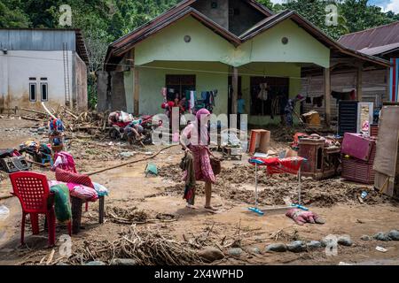 Luwu, Indonesia. 5 maggio 2024. I residenti cercano oggetti che possono ancora essere utilizzati dalle rovine dell'alluvione nel sottodistretto di Suli, Luwu Regency. Le inondazioni di 3 metri di profondità hanno colpito 13 sottodistretti poiché acqua e fango hanno coperto l'area e ucciso 14 persone. Più di 1.000 case sono state colpite, e 42 sono state spazzate via dalle inondazioni. Credito: SOPA Images Limited/Alamy Live News Foto Stock