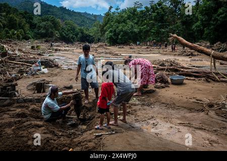 Luwu, Indonesia. 5 maggio 2024. I residenti cercano oggetti che possono ancora essere utilizzati dalle rovine dell'alluvione nel sottodistretto di Suli, Luwu Regency. Le inondazioni di 3 metri di profondità hanno colpito 13 sottodistretti poiché acqua e fango hanno coperto l'area e ucciso 14 persone. Più di 1.000 case sono state colpite, e 42 sono state spazzate via dalle inondazioni. Credito: SOPA Images Limited/Alamy Live News Foto Stock