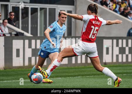 Manchester, Regno Unito. 5 maggio 2024. Manchester, Inghilterra, 5 maggio 2024: Katie McCabe (15 Arsenal) si allunga per la palla durante la partita Barclays fa Womens Super League tra Manchester City e Arsenal al al Joie Stadium di Manchester, Inghilterra (Natalie Mincher/SPP) crediti: SPP Sport Press Photo. /Alamy Live News Foto Stock