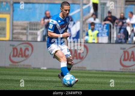 Brixia, Italia. 5 maggio 2024. Fabrizio Paghera del Brescia calcio FC porta il pallone durante la partita di campionato italiano di serie B tra il Brescia calcio FC e il calcio Lecco 1912 allo stadio Mario Rigamonti il 5 maggio 2024, Brixia, Italia. Crediti: Roberto Tommasini/Alamy Live News Foto Stock