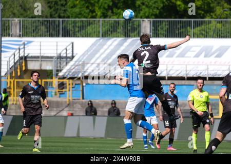 Brixia, Italia. 5 maggio 2024. Gabriele Moncini del Brescia calcio FC contrasta con Vedran Celjak del calcio Lecco 1912 Team durante la partita del campionato italiano di serie B tra Brescia calcio FC e calcio Lecco 1912 allo stadio Mario Rigamonti il 5 maggio 2024, Brixia, Italia. Crediti: Roberto Tommasini/Alamy Live News Foto Stock