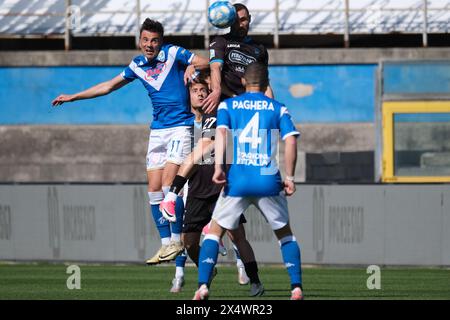 Brixia, Italia. 5 maggio 2024. Gabriele Moncini del Brescia calcio FC e Ionita Artur del calcio Lecco 1912 squadra in azione durante la partita di campionato italiano di serie B tra Brescia calcio FC e calcio Lecco 1912 allo stadio Mario Rigamonti il 5 maggio 2024, Brixia, Italia. Crediti: Roberto Tommasini/Alamy Live News Foto Stock