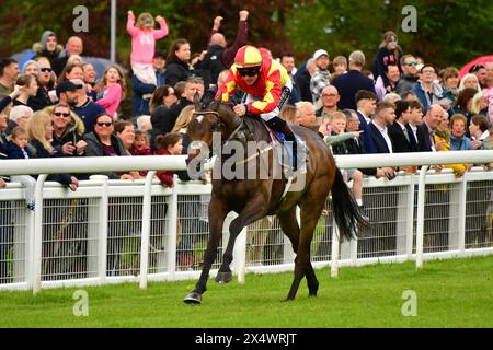 Salisbury, Regno Unito. 5 maggio 2024. Garanzia, guidata da Trevor Whelan (cappello rosso/giallo), vince le 5,35 gare Kingsclere Past, Present and Future handicap Stakes presso l'ippodromo di Salisbury, Regno Unito. Crediti: Paul Blake/Alamy Live News. Foto Stock