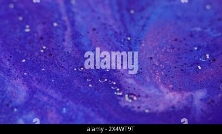 Vernice a bolle. Inchiostro bagnato. Acqua scintillante. Blu sfocato di colore viola spugna brillante liquido gradiente gocce di olio lucido sfondo astratto astratto a stelle. Foto Stock