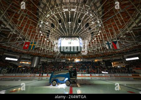 Preparazione del ghiaccio prima della partita, i Giochi cechi di hockey su ghiaccio, torneo finale dell'Euro Hockey Tour Match Finlandia vs Cechia a Brno, Repubblica Ceca, ma Foto Stock