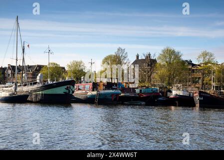 Le barche attraccano ad Amsterdam, Paesi Bassi. Foto Stock