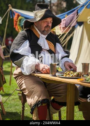 Malmesbury, Wiltshire, Inghilterra - sabato 4 maggio 2024. Il "Colonnello Devereuxs Regiment" viene nella cittadina collinare di Malmesbury per rimettere in atto l'impor Foto Stock