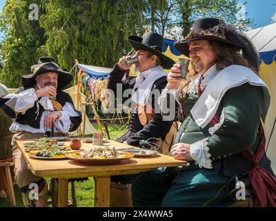 Malmesbury, Wiltshire, Inghilterra - sabato 4 maggio 2024. Il "Colonnello Devereuxs Regiment" viene nella cittadina collinare di Malmesbury per rimettere in atto l'impor Foto Stock