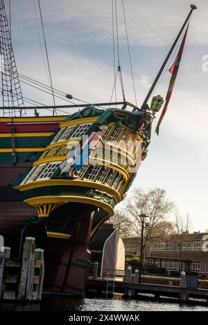 Replica della nave Amsterdam e poppa scolpita, Museo marittimo, Amsterdam, Paesi Bassi. Foto Stock