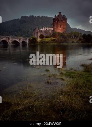 Castello di Eileen Dolan, uno dei castelli più iconici e riconoscibili della Scozia, situato nelle maestose Highlands del Nord-Ovest sulla strada per l'Isola di Skye Foto Stock