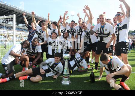 Gioia finale con una coppa (Parma) durante la partita di serie B italiana tra Parma 1-1 Cremonese allo Stadio Ennio Tardini il 5 maggio 2024 a Parma. Crediti: Maurizio Borsari/AFLO/Alamy Live News Foto Stock