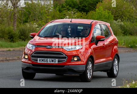 Milton Keynes, Regno Unito - 5 maggio 2024: 2016 auto Ford Ecosport rossa che guida su una strada britannica Foto Stock