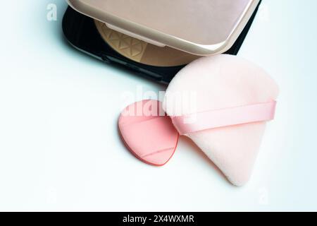 Un piccolo kit di trucco con polveri bronzanti e due piccole spugne di diverso tipo per applicarle sul viso Foto Stock