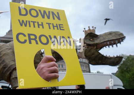 Londra, Regno Unito, 5 maggio 2024. Gli attivisti del gruppo di pressione Republic hanno camminato con un modello gigante di un Tyrannasorus rex, chiamato "Chuck the Rex", a Trafalgar Square, a seguito di una precedente manifestazione che chiedeva un capo di stato eletto e l'abolizione della monarchia britannica. Il gruppo suggerisce che il dinosauro che indossa la corona sia di un'altra età e non compatibile nella società moderna. Domani ricorre il primo anniversario dell'incoronazione del re Carlo III con il gruppo che chiamerà il 5 maggio "Festa della Repubblica". Credito: Fotografia dell'undicesima ora/Alamy Live News Foto Stock