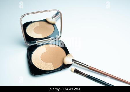 Un piccolo kit di trucco con polveri bronzanti e due diversi tipi di spazzole da applicare sul viso Foto Stock