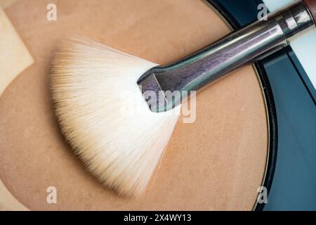 Un piccolo kit di trucco con polveri bronzanti e una spazzola per applicarle sul viso Foto Stock