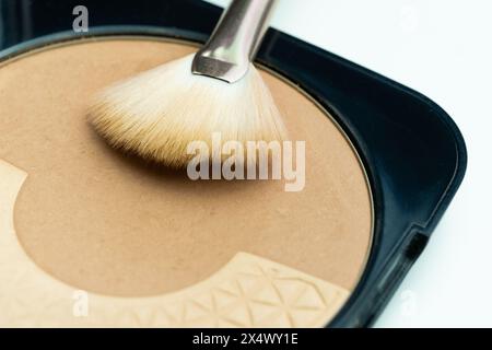 Un piccolo kit di trucco con polveri bronzanti e una spazzola per applicarle sul viso Foto Stock