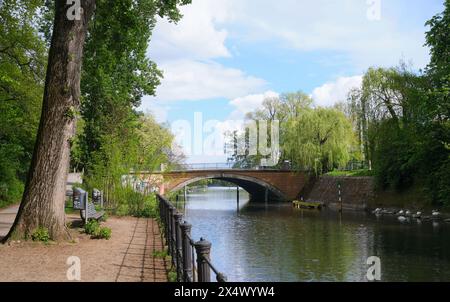 Berlino, 17 aprile 2024, Vista del Ponte Baerwald sul Canale Landwehr in direzione Urbanhafen Foto Stock