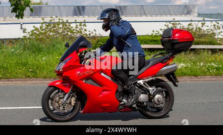 Milton Keynes, Regno Unito - 5 maggio 2024: 2003 Honda VFR 800 Una moto 3 rossa su una strada britannica Foto Stock