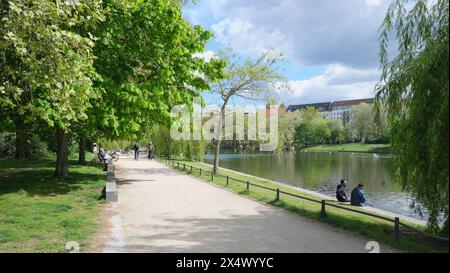 Berlino, Germania, 17 aprile 2024, scena costiera con vista sull'Urbanhafen in primavera verso Planufer Foto Stock