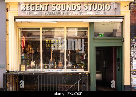 Londra, Regno Unito - 29 aprile 2024: Regent Sounds Store - ex studio di registrazione e fonografica Foto Stock