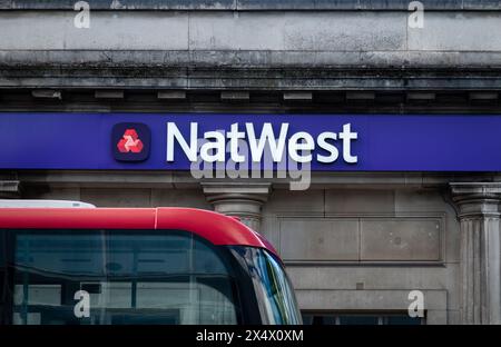 Londra, Regno Unito - 29 aprile 2024: La National Westminster Bank, che opera come NatWest, è una delle principali banche commerciali e al dettaglio del Regno Unito ba Foto Stock