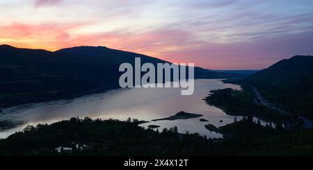 Soffici bagliori caldi dell'alba sul fiume Columbia in primavera, all'estremità orientale della Columbia Gorge tra Washignton e Oregon Foto Stock