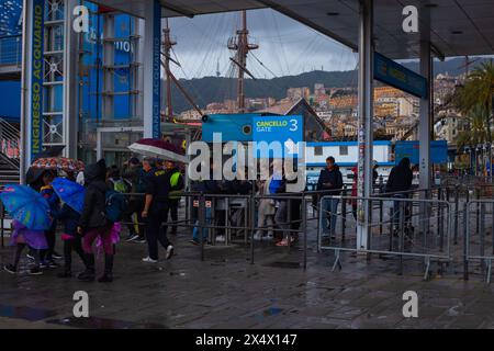 Acquario di Genova. Grande oceanario vicino al porto: Acquari con un ecosistema ricreato, animali d'acqua dolce e marini. Genova, Liguria, Italia 26,04 Foto Stock