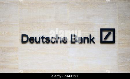 Londra, Regno Unito - 25 marzo 2024; firma con il logo aziendale sulla parete per Deutsche Bank Foto Stock