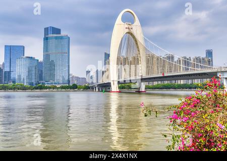 Guangzhou, 13 aprile 2024: Skyline di Canton con grattacieli nel centro cittadino di notte a Guangzhou, Cina Foto Stock