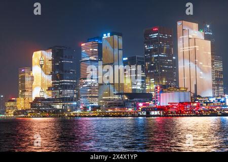 Guangzhou, 13 aprile 2024: Skyline di Canton con grattacieli nel centro cittadino di notte a Guangzhou, Cina Foto Stock