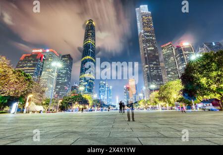 Guangzhou, 13 aprile 2024: Skyline di Canton con grattacieli nel centro cittadino di notte a Guangzhou, Cina Foto Stock