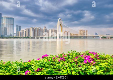 Guangzhou, 13 aprile 2024: Skyline di Canton con grattacieli nel centro cittadino di notte a Guangzhou, Cina Foto Stock