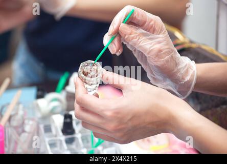 Il makeup artist si sta preparando per la procedura di colorazione con henné sopracciglio in un salone di bellezza. Trucco professionale e cura del viso. Foto Stock