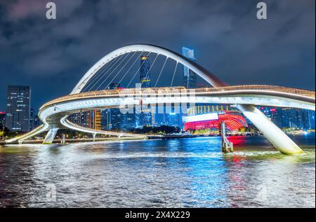 Guangzhou, 13 aprile 2024: Skyline di Canton con grattacieli nel centro cittadino di notte a Guangzhou, Cina Foto Stock