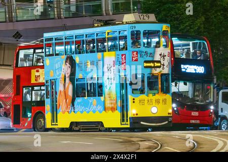 Hong Kong - aprile 2024: Hong Kong Tramways è un trasporto pubblico. Hong Kong Ding Ding con uno stile classico e unico di tram a due piani. Foto Stock