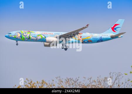 A330 dalla China Eastern (Disneyland-Pixar Toy Story Livery) all'aeroporto di Shanghai Hongqiao in Cina nell'aprile 2024 Foto Stock