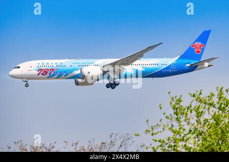 Primo aeromobile Boeing 787 da China Southern Airlines all'aeroporto di Shanghai Hongqiao in Cina nell'aprile 2024 Foto Stock