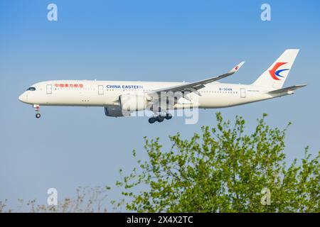 Boeing A 350 da aerei di linea cinesi presso l'aeroporto di Shanghai Hongqiao in Cina nell'aprile 2024 Foto Stock