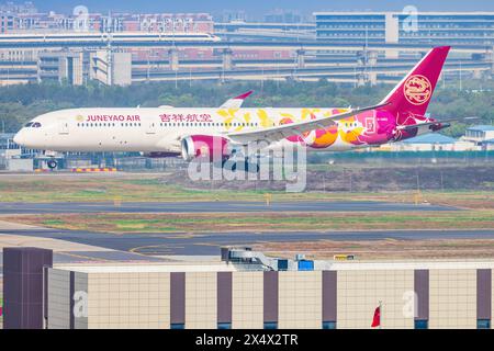 Primo aeromobile Boeing 787 da Juneyao Airlines 787 all'aeroporto di Shanghai Hongqiao in Cina nell'aprile 2024 Foto Stock