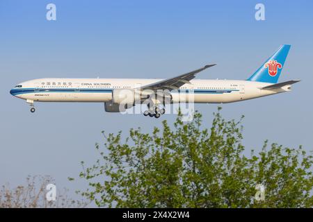 Boeing 777 da China Southern Airliner presso l'aeroporto di Pechino Daxing (PKX) in Cina nell'aprile 2024 Foto Stock