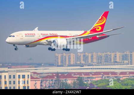 Boeing 787 dagli aerei di linea Hainan all'aeroporto di Shanghai Hongqiao in Cina nell'aprile 2024 Foto Stock