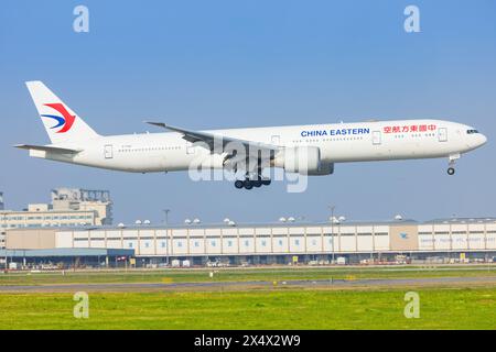 Boeing 777 dagli aerei di linea cinesi all'aeroporto di Shanghai Hongqiao in Cina nell'aprile 2024 Foto Stock