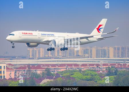 Boeing A 350 da aerei di linea cinesi presso l'aeroporto di Shanghai Hongqiao in Cina nell'aprile 2024 Foto Stock